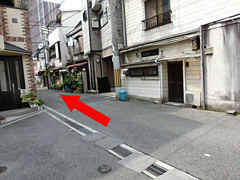 ①当院を出て左に出て、そのまま進みます。