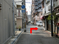 ②最初の辻を右に曲がります。