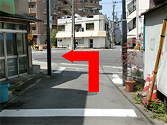 ③信号を左折します。